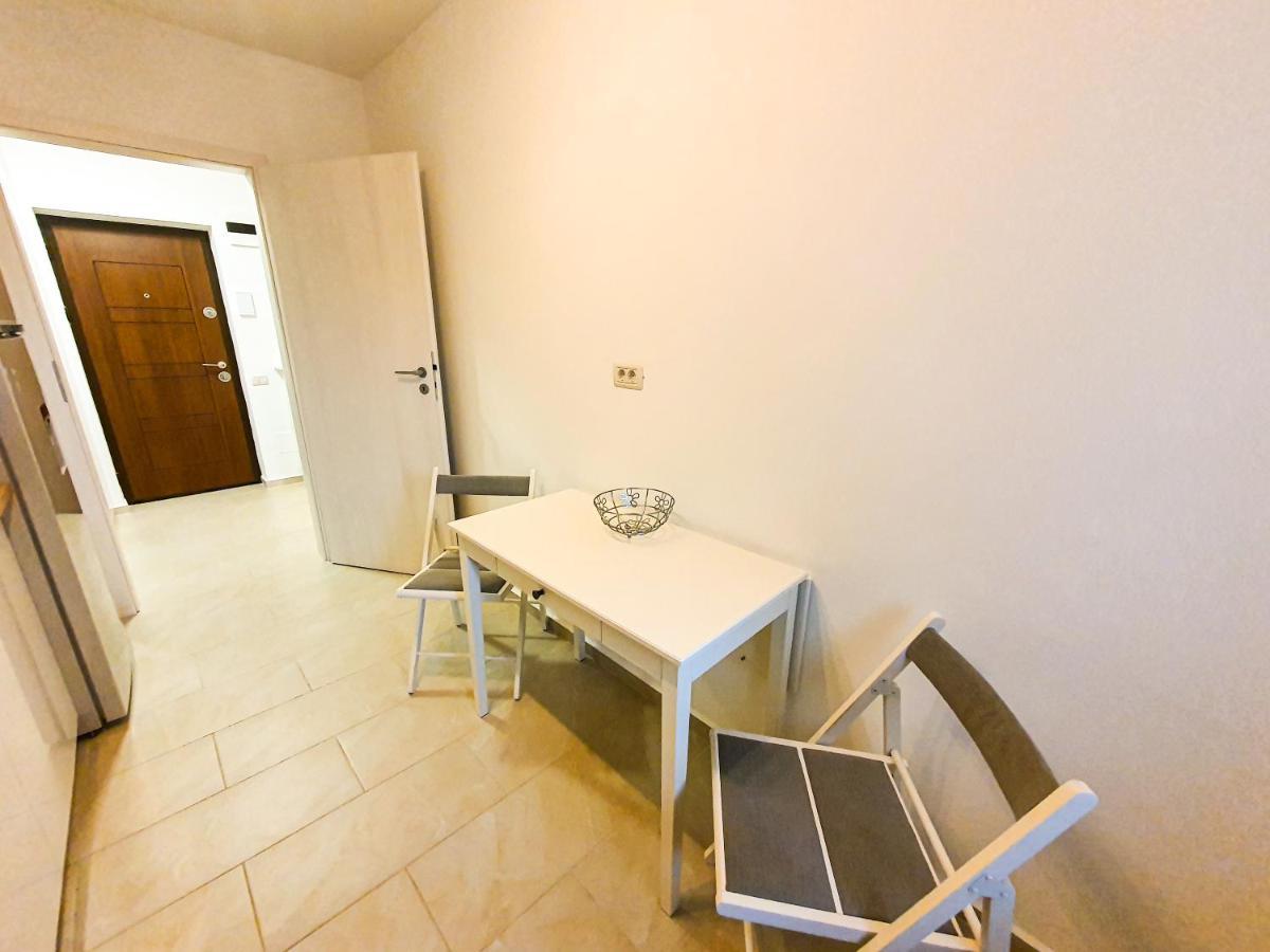 Luxurious Retreat 1Br Apartment With Netflix, Private Parking And Self Check In Popesti-Leordeni 외부 사진